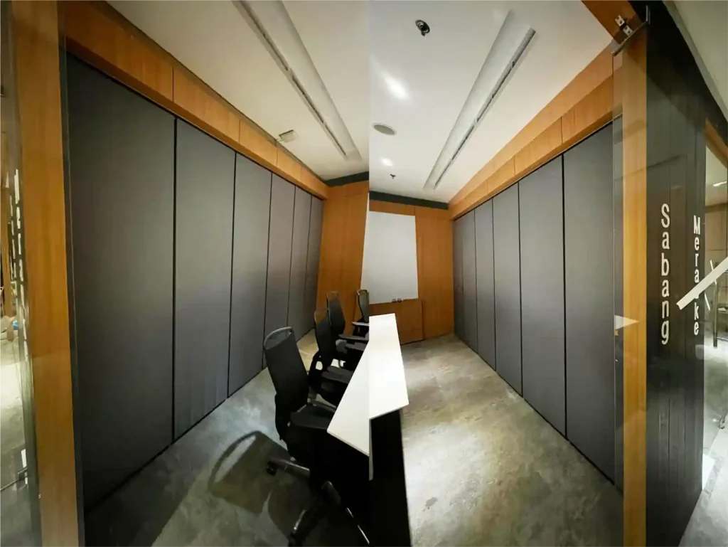 PT Solitus Neo Soho Capital - Folding Door